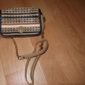 Tory Burch beige & zig-zag adjustable chain crossbody purse w/ gold hardware.